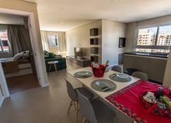 4 Apartamentos amplos e novos, 86m e 45m, excelente localização, garagem, 350Mb de internet - Bento Gonçalves - Dining room