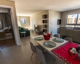 4 Apartamentos amplos e novos, 86m e 45m, excelente localização, garagem, 350Mb de internet - Bento Gonçalves - Sala de jantar