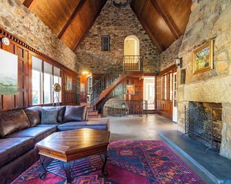 Royal in Columbus- Midtown Columbus Castle - Columbus - Living room