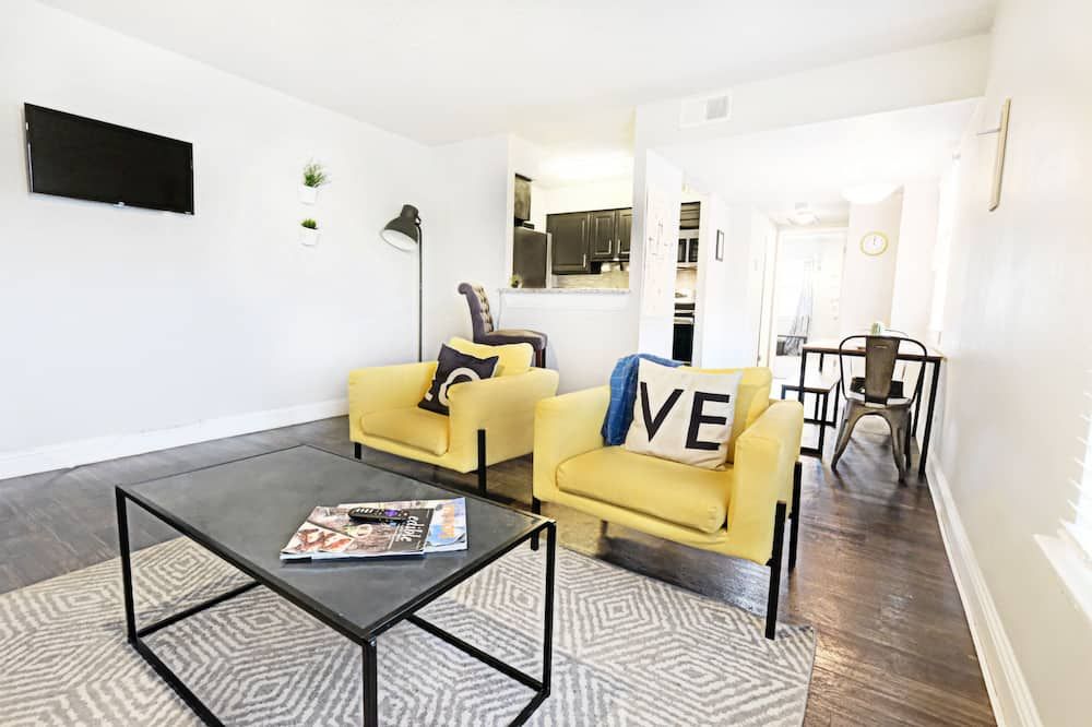Global Cup Dallas Urban Comfort and Arboretum Tickets - Dallas - Living room