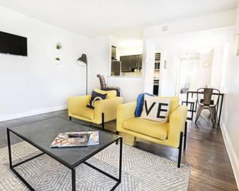 Fifa Ready Dallas Urban Comfort And Arboretum Tickets - Dallas - Living room