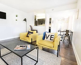 Global Cup Dallas Urban Comfort and Arboretum Tickets - Dallas - Living room