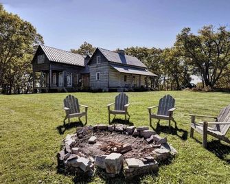 Warm Springs Mountain Cabin w/ Modern Style - Hot Springs - Serambi