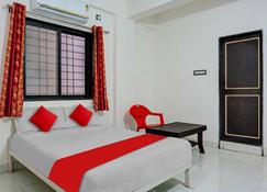 OYO Flagship Spot Light Lodging - Pune - Bedroom