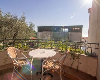 Room Balcony Seaside N 1 - Sveti Stefan - Balcón