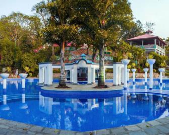 Riverside Spring Resort - Kurintar - Piscina