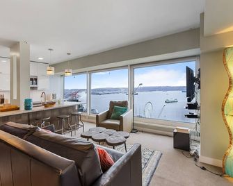Newmark Towers Water Wheel Sea Views - Seattle - Living room