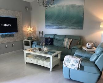 Seaside Paradise at Clearwater - Resort Style near famous Clearwater Beach - Clearwater - Living room