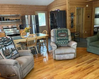 A peaceful getaway just minutes from Traverse City! The perfect Up North retreat - Traverse City - Living room