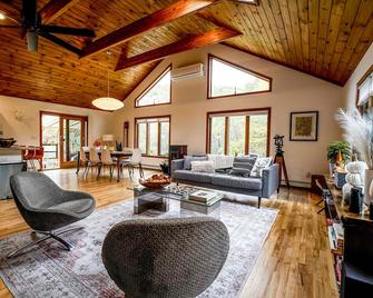 Cabin Noir - Private & Modern Cabin in the Western Catskills - Walton - Living room