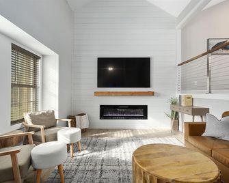 Picture perfect modern farmhouse getaway on enchanting 7 acres in Holt - Holt - Huiskamer