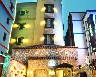 Sinchon Gaon Hostel - Seoul - Building