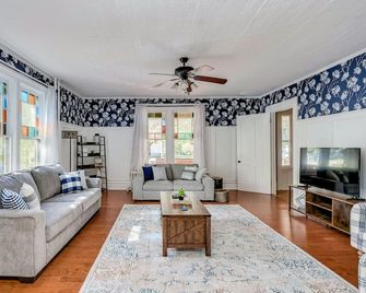 Downtown Spacious Family Oasis - Canton - Living room