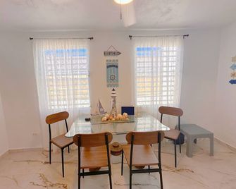 Charming 3-bedroom Beach House with AC and WiFi near Arecibo's best beaches. - Arecibo - Comedor