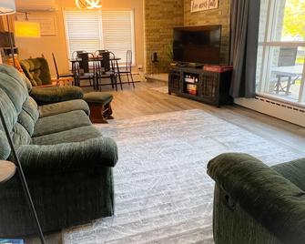 Cozy 3 bedroom, 1 bath home on Beaver Dam Lake - Beaver Dam - Вітальня