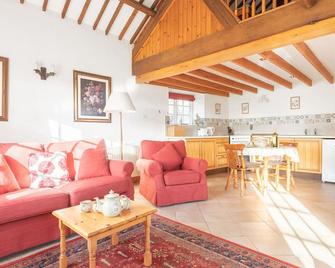 Lamellyon Roundhouse, near superb coastal walks - Fowey - Living room