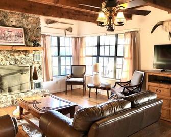 4 Maples on the Frio, Riverfront, Wi-Fi, @ Frio River Vacation Rentals - Uvalde - Living room