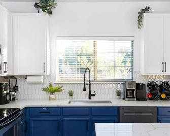 Large Groups' Luxury House - Pool - Sleep 22 - Round Rock - Kitchen