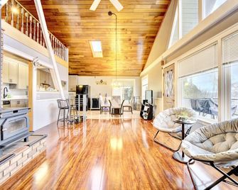 Stylish & Modern Cabin Retreat on Puget Sound! - Camano Island - Living room