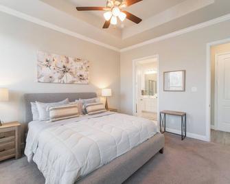 1 story 4bdr home with community POOLS - Shenandoah - Bedroom