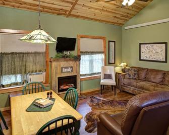 Spectacular setting, amenities, and centrally located to Mt. Rushmore and Custer State Park, and hiking. Wi-Fi. Excellent cell service (Verizon & ATT). Private campfire and fireplace. Off-season discounts. No extra fees. - Keystone - Wohnzimmer