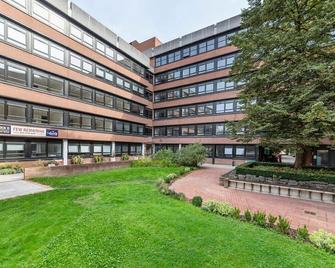 Contemporary 1 Bedroom Apartment in East Grinstead - East Grinstead - Building