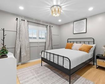 Magical vacation home 5 bedrooms and 3 baths Retreat 3mi to the Disneyland - Anaheim - Sovrum