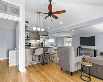 Charming 1-bedroom cottage just steps from Island Park Beaches - Portsmouth - Sala de estar