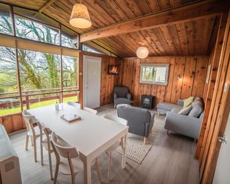 Timber Hill Self Catering Cedar Lodges - Haverfordwest - Ruang makan