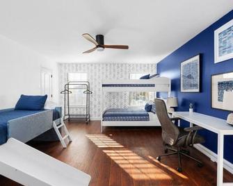 Large Groups' Luxury House - Pool - Sleep 22 - Round Rock - Bedroom