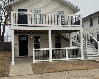 Renovated 2BR cosatal getaway condo with Beach & bay nearby. Parking! - Atlantic City - Edificio