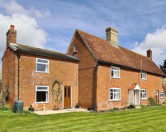 Tranquil Cottage adjoining rural farmhouse 5 miles from Suffolk Coast - Saxmundham - Building