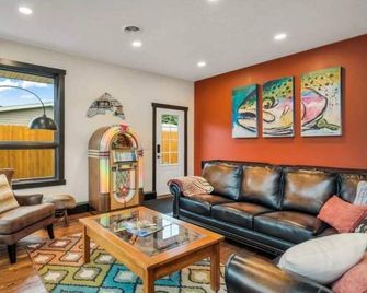 Private Suite on the Missouri River - Cascade - Living room