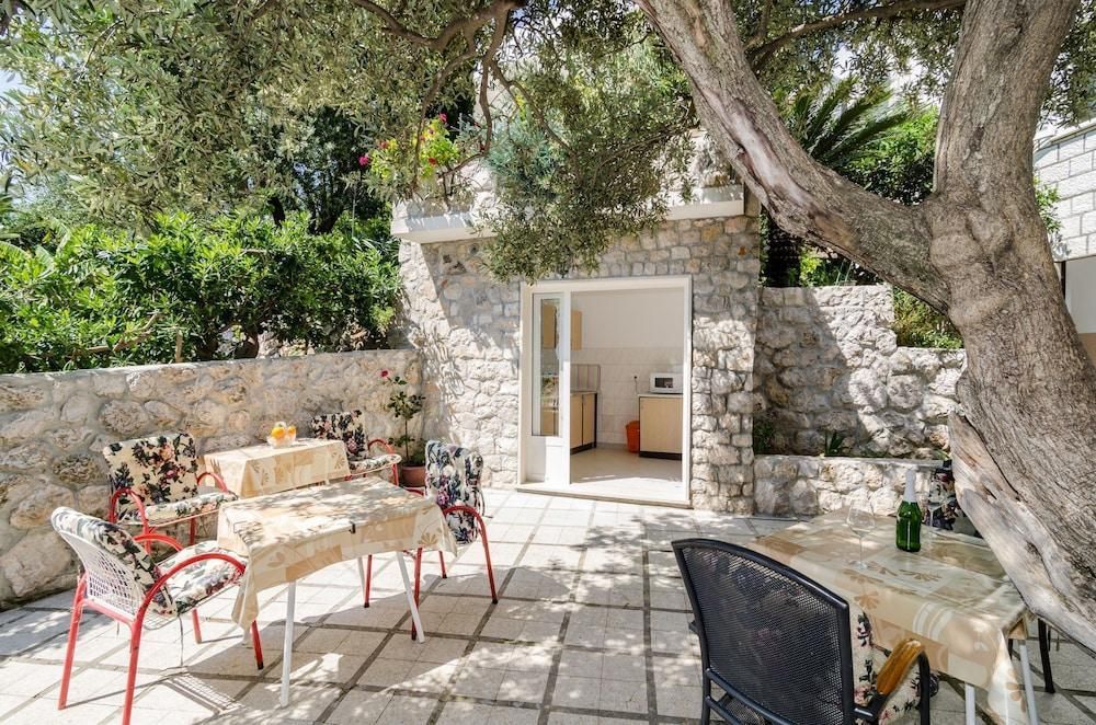 جيست هاوس دانيلا