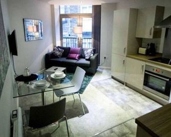 StayZo Modern Studio Apartment 1 in Bradford City - Bradford - Dining room