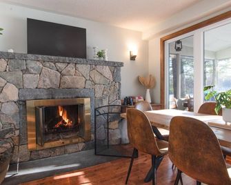 Large Waterfront Cottage! 5 bedrooms (max 12)! Kayaks, SUP, Water Slide, Beach - Sharbot Lake - Dining room