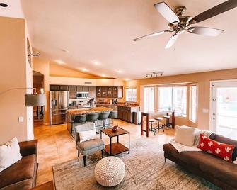 Luxury Pool Home! Amazing Back Yard Oasis - Avondale - Sala de estar