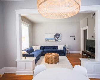 The 'Drop-in' Downtowner - Martinsburg - Wohnzimmer