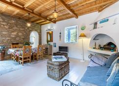 Traditional Greek house with direct access to a lovely beach at 250 m - Skopelos - Dining room