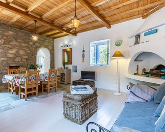 Traditional Greek house with direct access to a lovely beach at 250 m - Skopelos - Essbereich