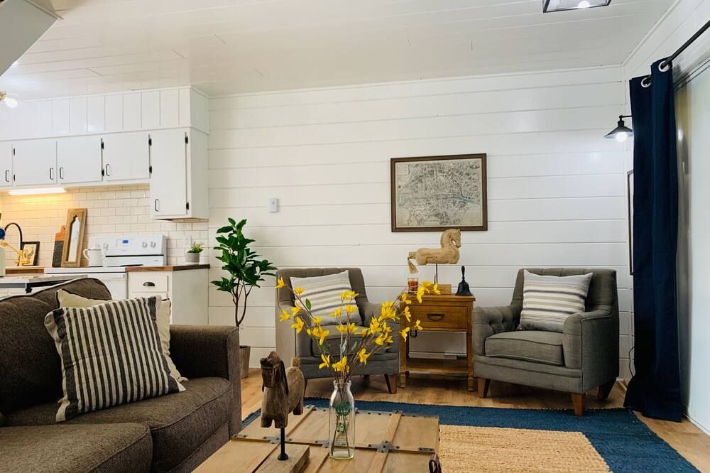 Chalet in Beachfront community! 2 Pools,Playgrounds,V-ball, Tennis,Pickleball! - Stevensville - Living room