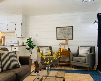Chalet in Beachfront community! 2 Pools,Playgrounds,V-ball, Tennis,Pickleball! - Stevensville - Huiskamer