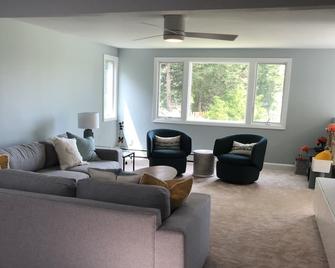 Spacious home w/seasonal heated pool and water views - Mattituck - Sala de estar
