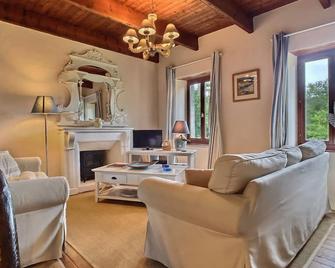 Traditional Breton home in the Monts D'Arrée now a comfortable family gîte - Sizun - Sala de estar