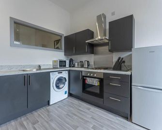Modern & Cosy Budget 1 Bedroom Flat in Dudley - Brierley Hill - Kitchen
