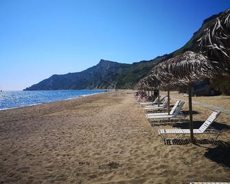 Asprokavos beach apartment and studio - Kavos - Beach