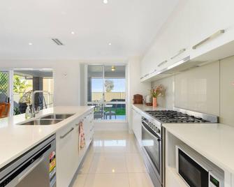 North-West 5Br near Woolworths & Regatta Centre - Kingswood - Kitchen