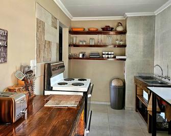 Theehost@1924 - Mmabatho - Kitchen