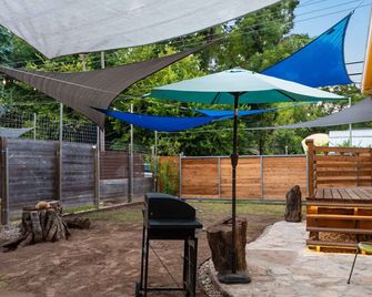 East Austin Bungalow W Bbq Firepit Fun Yard - Austin - Patio