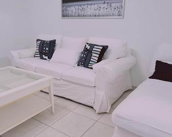 Stay Mythos Down Town House - Nicosia - Living room